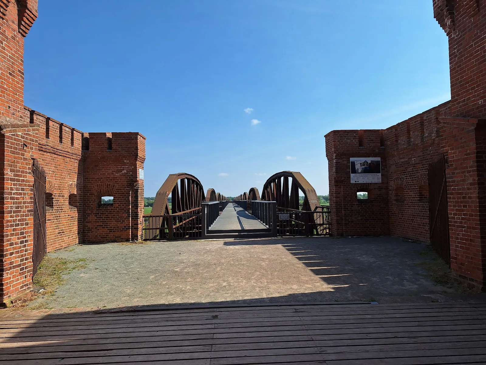 Исторический мост в Лангендорфе, Германия, с характерной архитектурой.