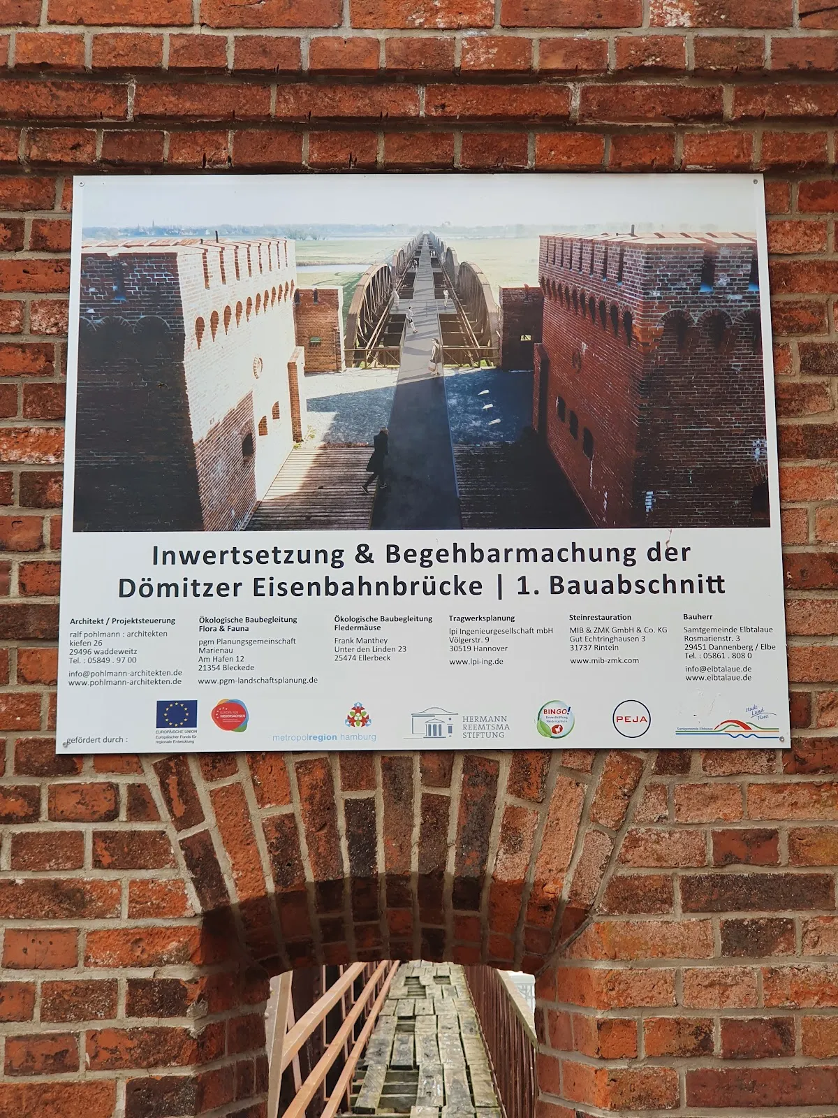 Исторический мост в Лангендорфе, Германия, с характерной архитектурой.