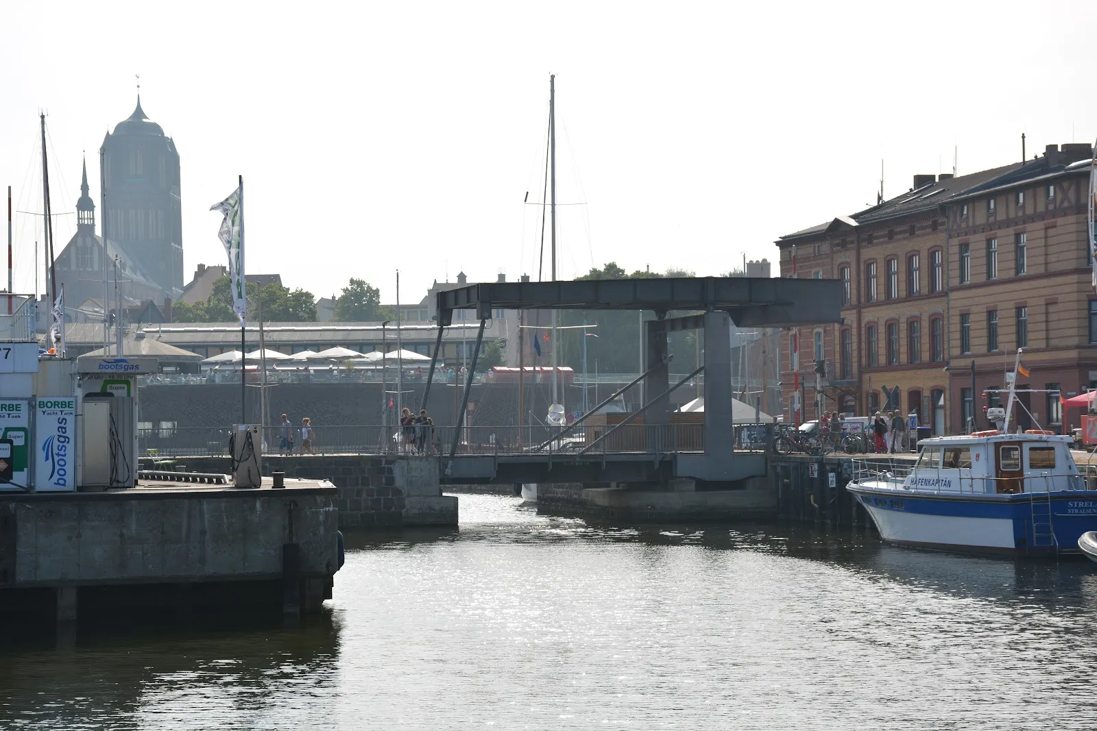 Мост-раскладушка Am Querkanal в Штральзунде, Германия