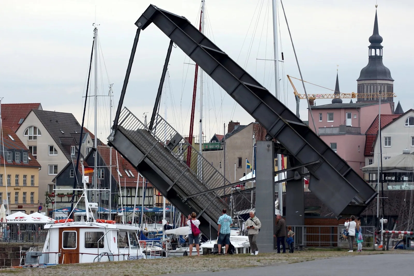 Мост-раскладушка Am Querkanal в Штральзунде, Германия