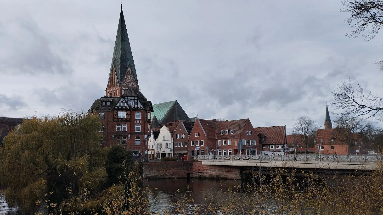 Вид на Мост Старых Ворот в Люнебурге