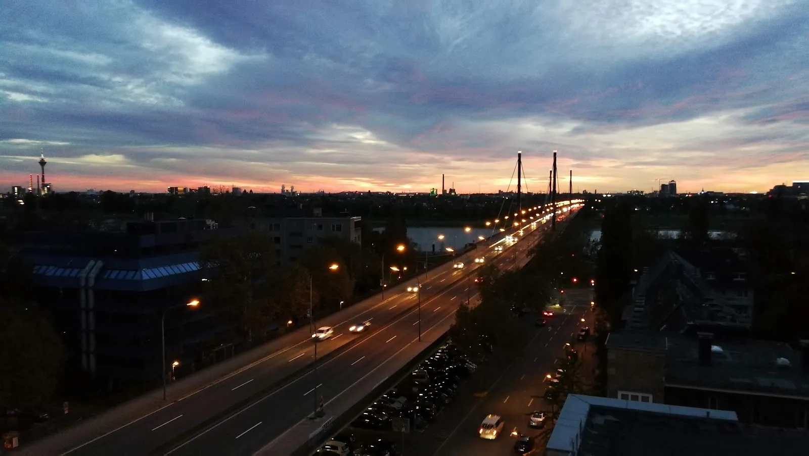 Вид на мост Теодора Хойса в Дюссельдорфе