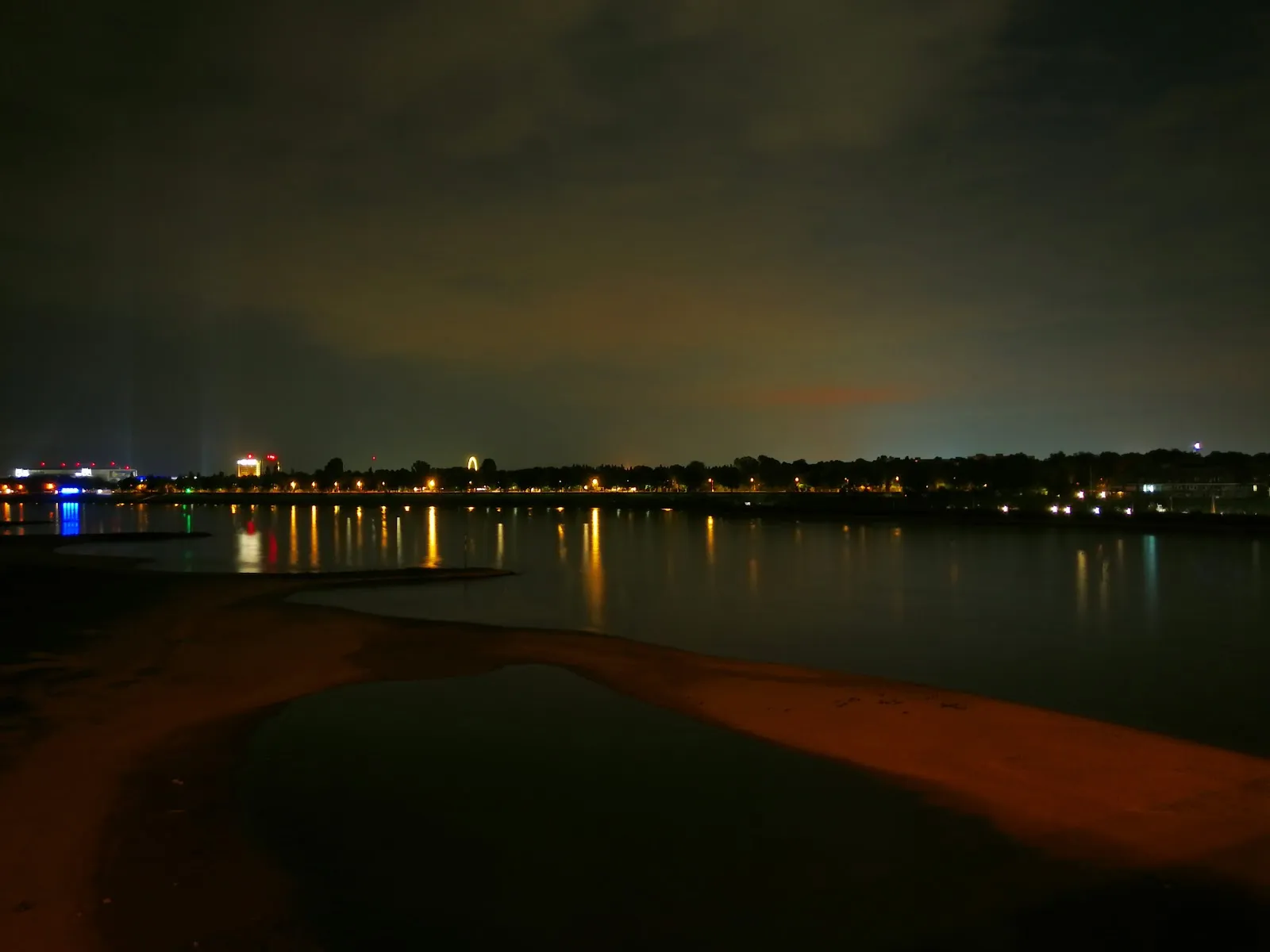 Вид на мост Теодора Хойса в Дюссельдорфе