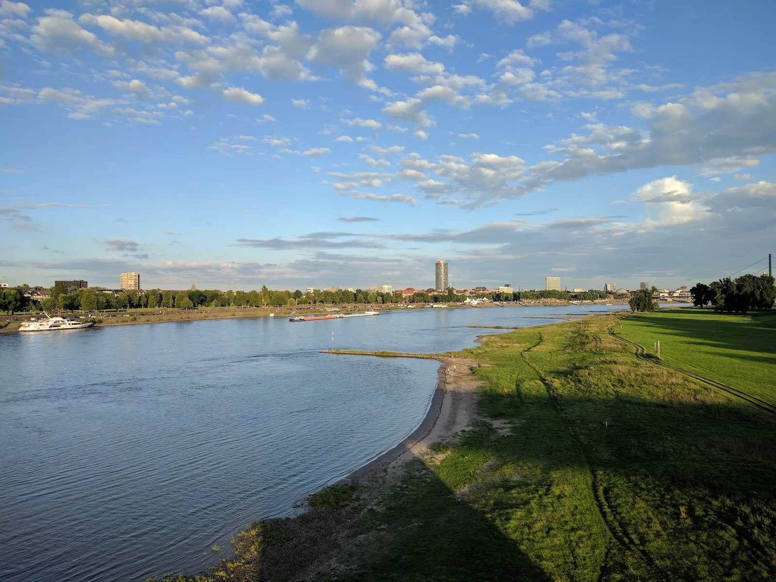 Вид на мост Теодора Хойса в Дюссельдорфе