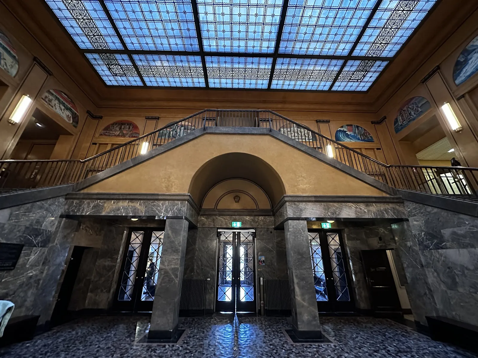 Внешний вид здания муниципального бассейна Нойкёльн в Берлине