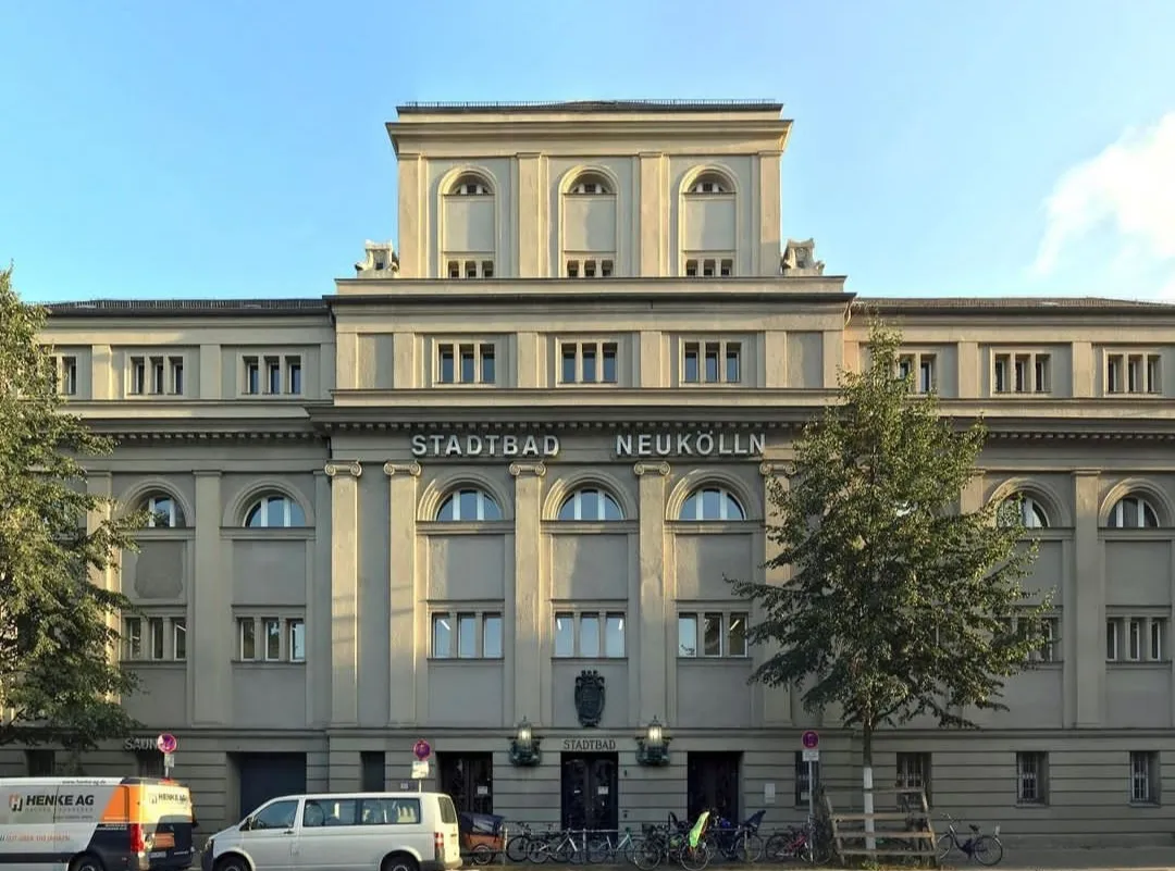 Внешний вид здания муниципального бассейна Нойкёльн в Берлине
