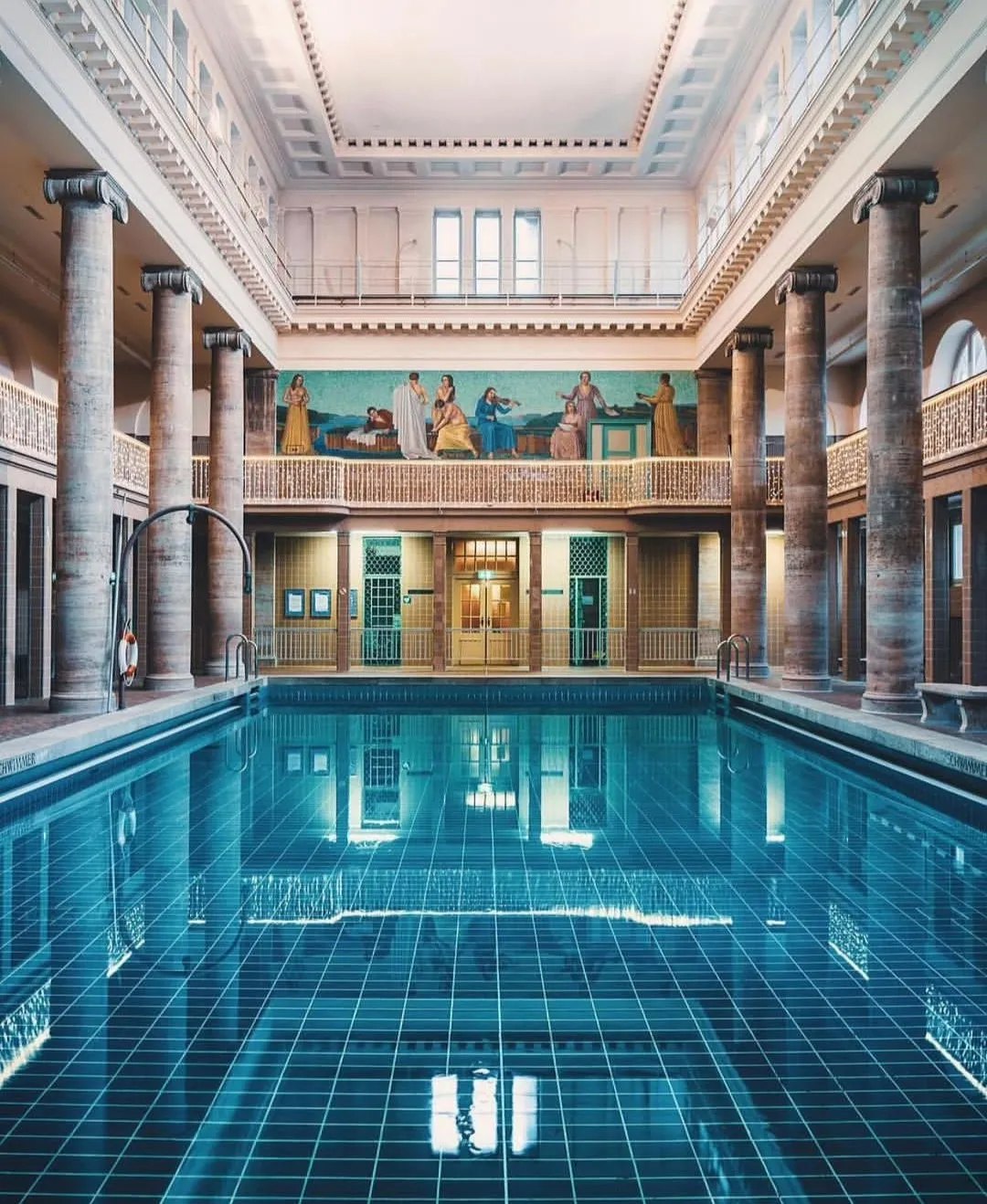 Внешний вид здания муниципального бассейна Нойкёльн в Берлине