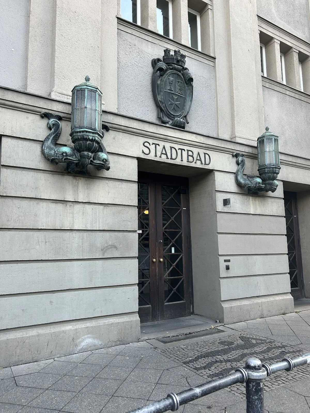 Внешний вид здания муниципального бассейна Нойкёльн в Берлине