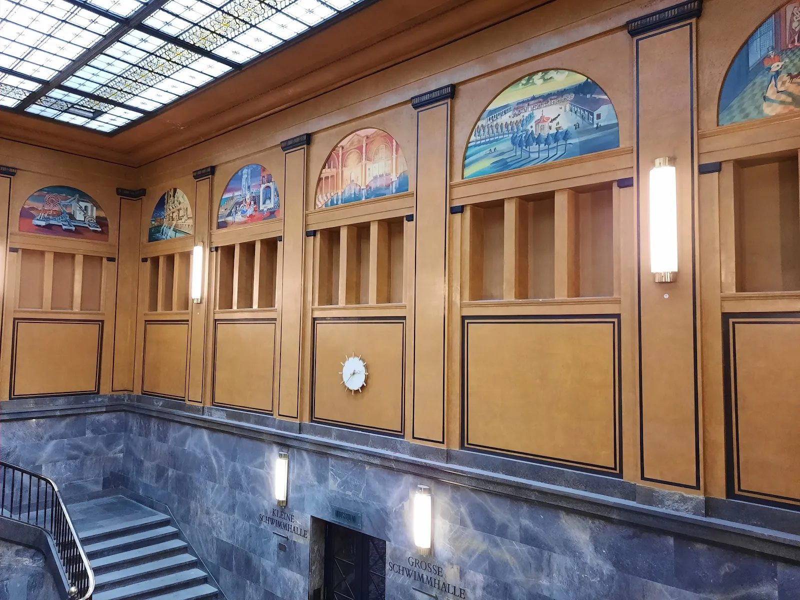 Внешний вид здания муниципального бассейна Нойкёльн в Берлине