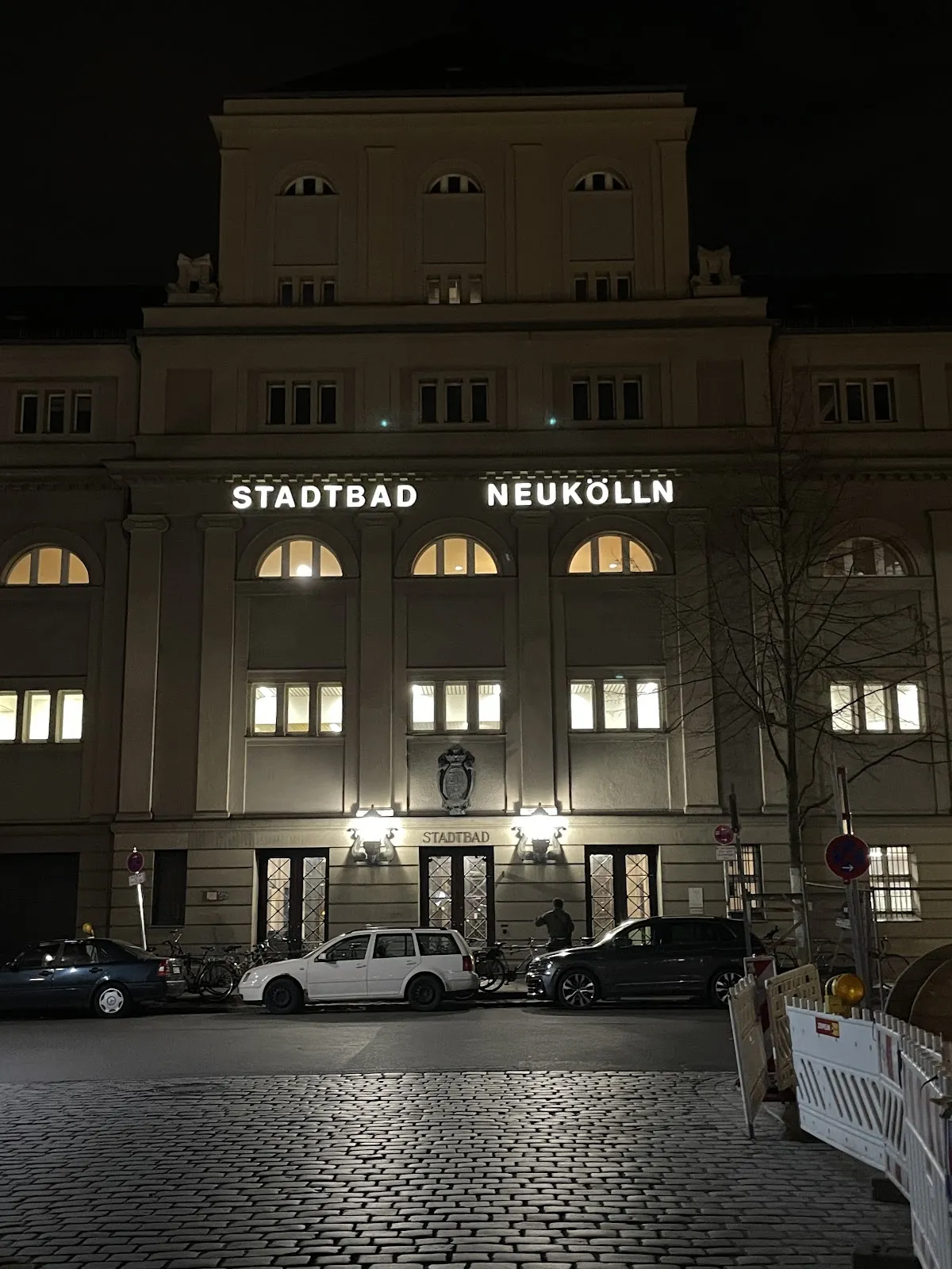 Внешний вид здания муниципального бассейна Нойкёльн в Берлине