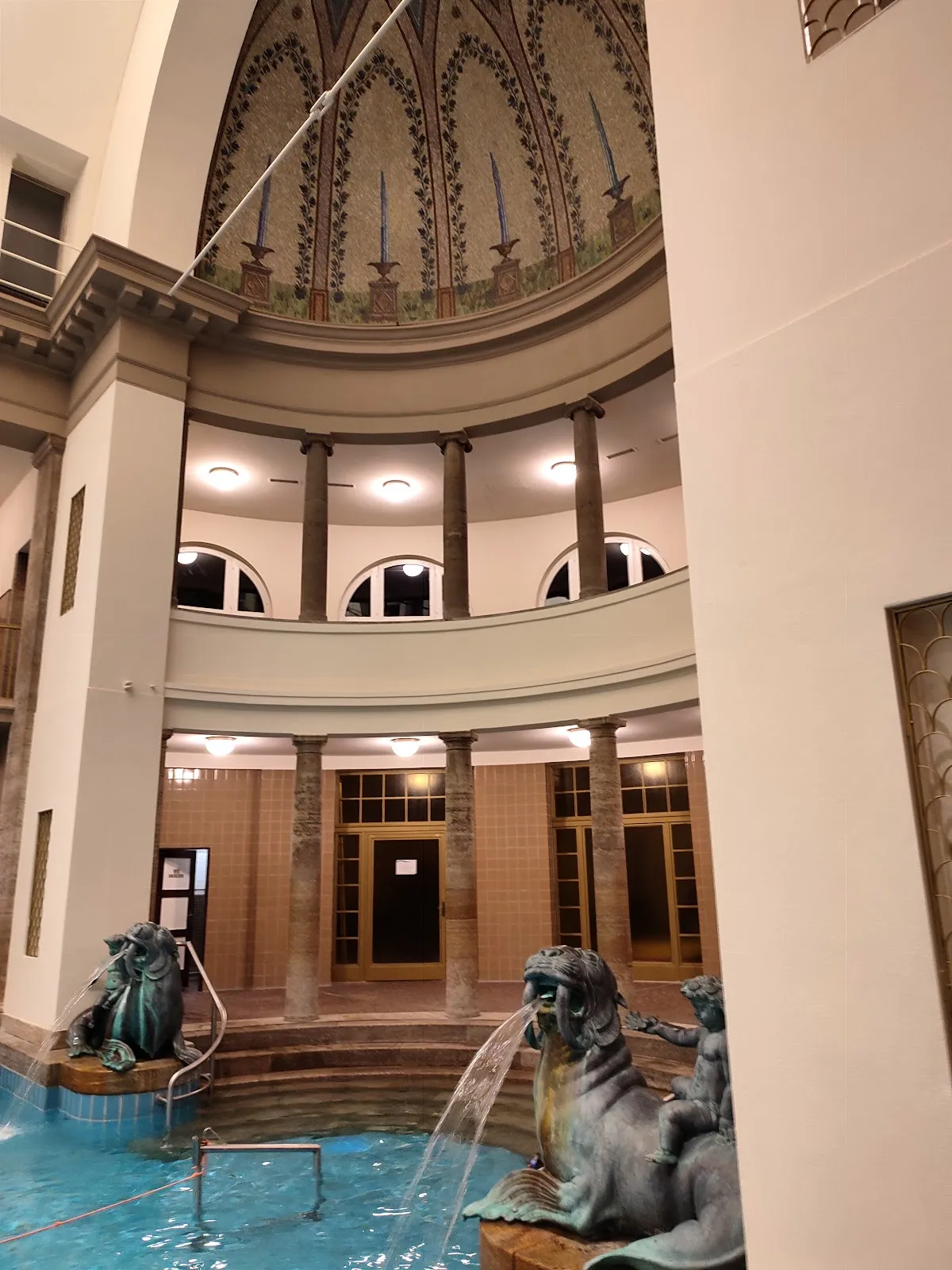 Внешний вид здания муниципального бассейна Нойкёльн в Берлине