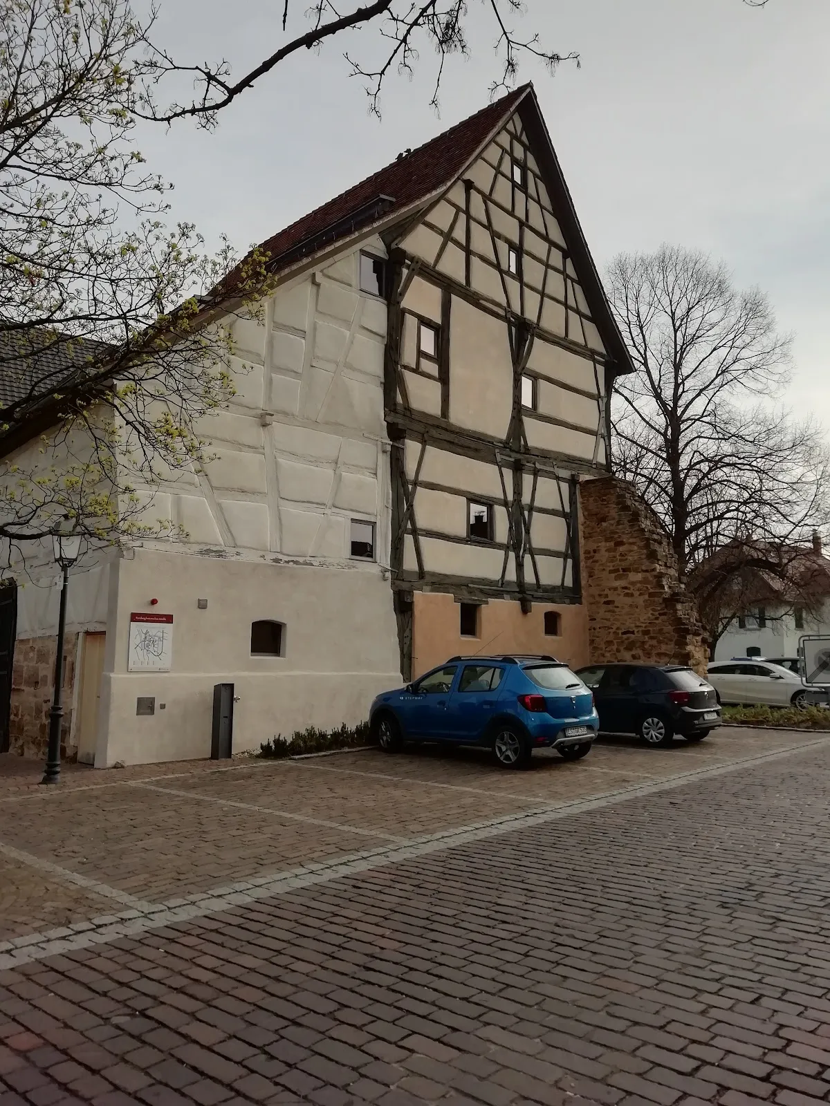 Исторические ворота Мёнхстёрлайн в Вайлхайм-ан-дер-Тек