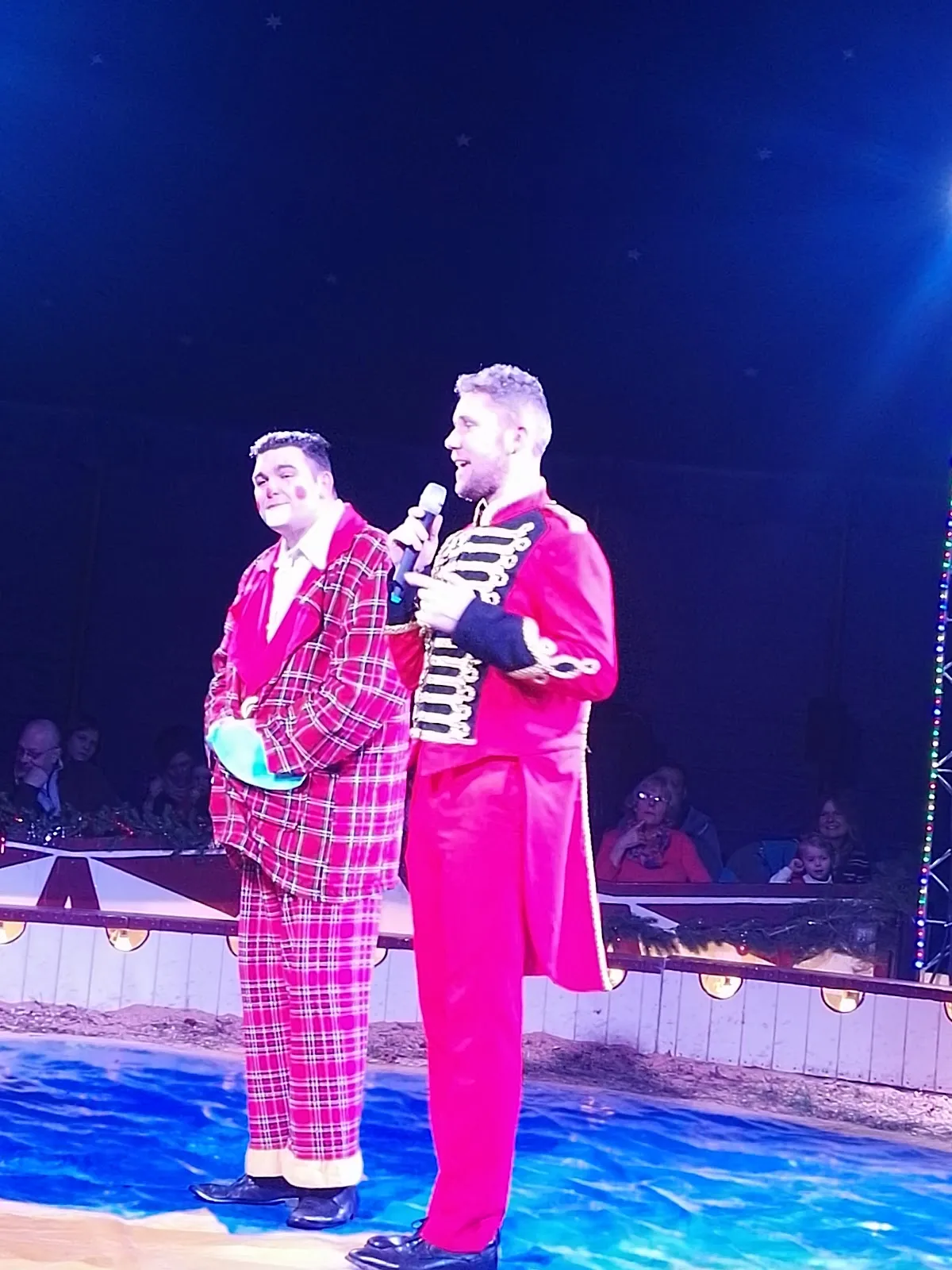 Вид на озеро Мёнхзе с зелёными берегами, символизирующий природу и отдых.