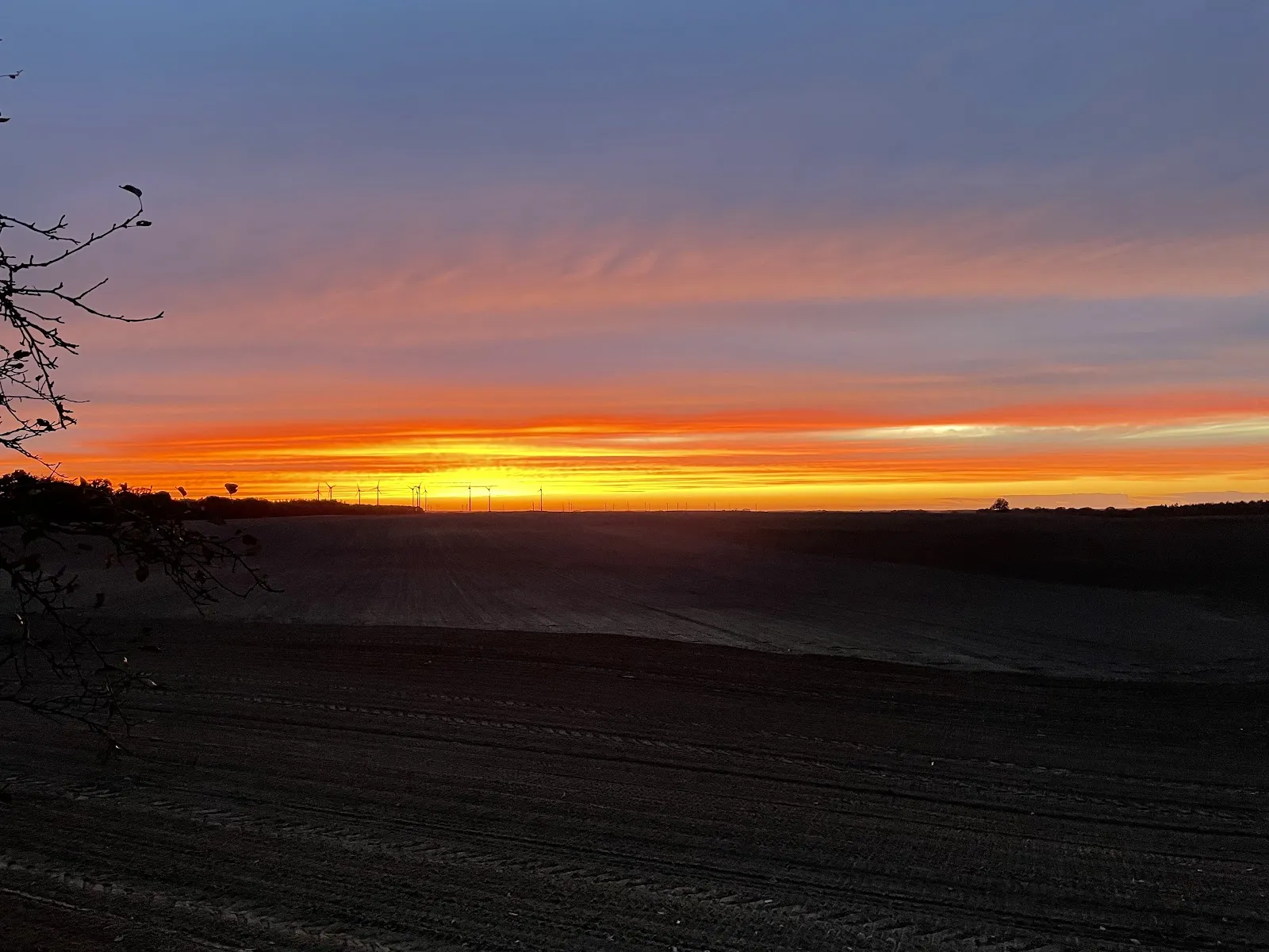 Вид на озеро Мёнхзе с зелёными берегами, символизирующий природу и отдых.