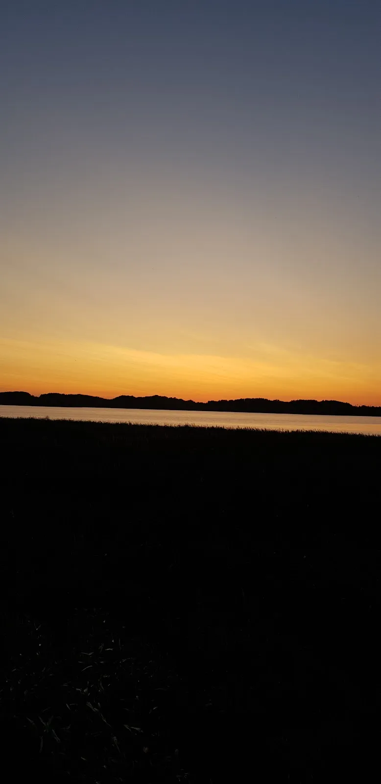 Вид на озеро Мёнхзе с зелёными берегами, символизирующий природу и отдых.