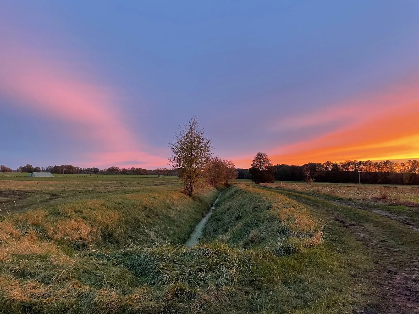 Вид на озеро Мёнхзе с зелёными берегами, символизирующий природу и отдых.