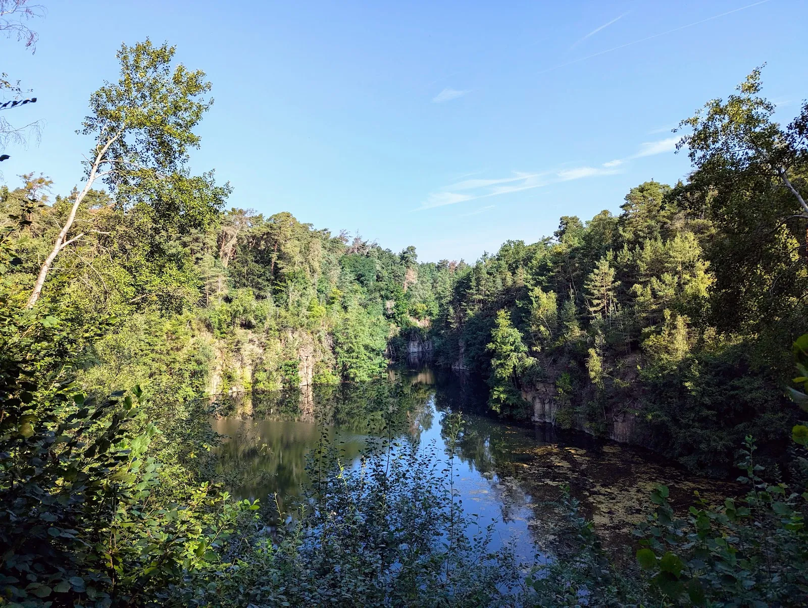 Вид на Мюльхаймские скалы и озеро Фогельсбергер