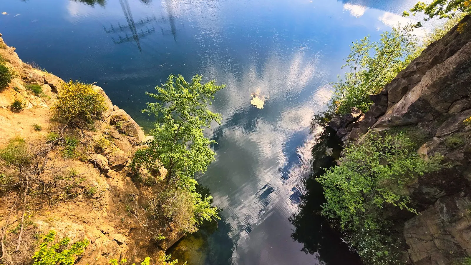 Вид на Мюльхаймские скалы и озеро Фогельсбергер