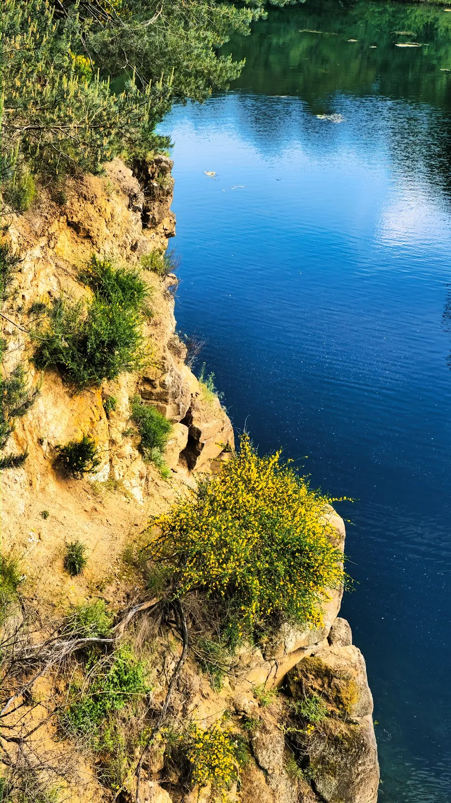 Вид на Мюльхаймские скалы и озеро Фогельсбергер