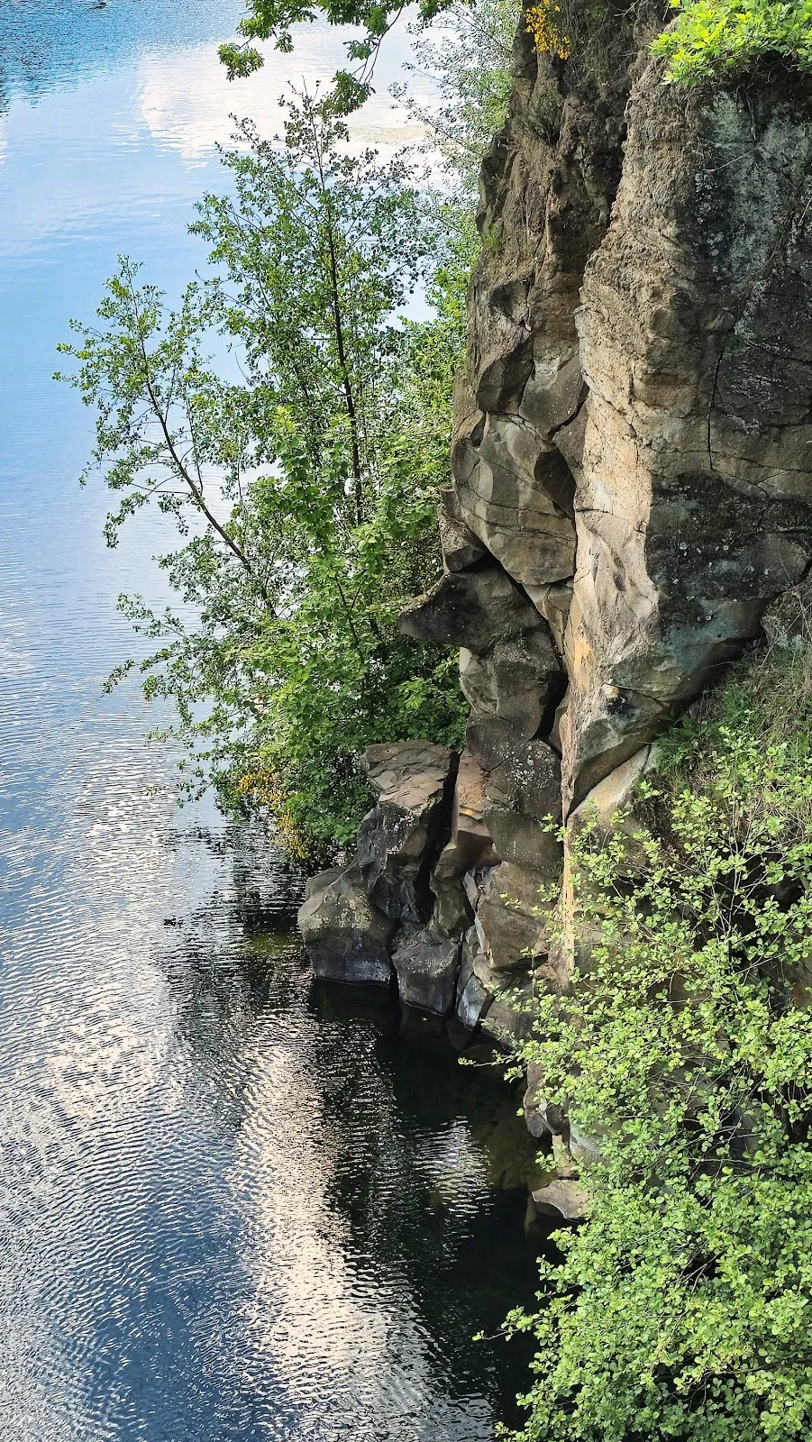 Вид на Мюльхаймские скалы и озеро Фогельсбергер
