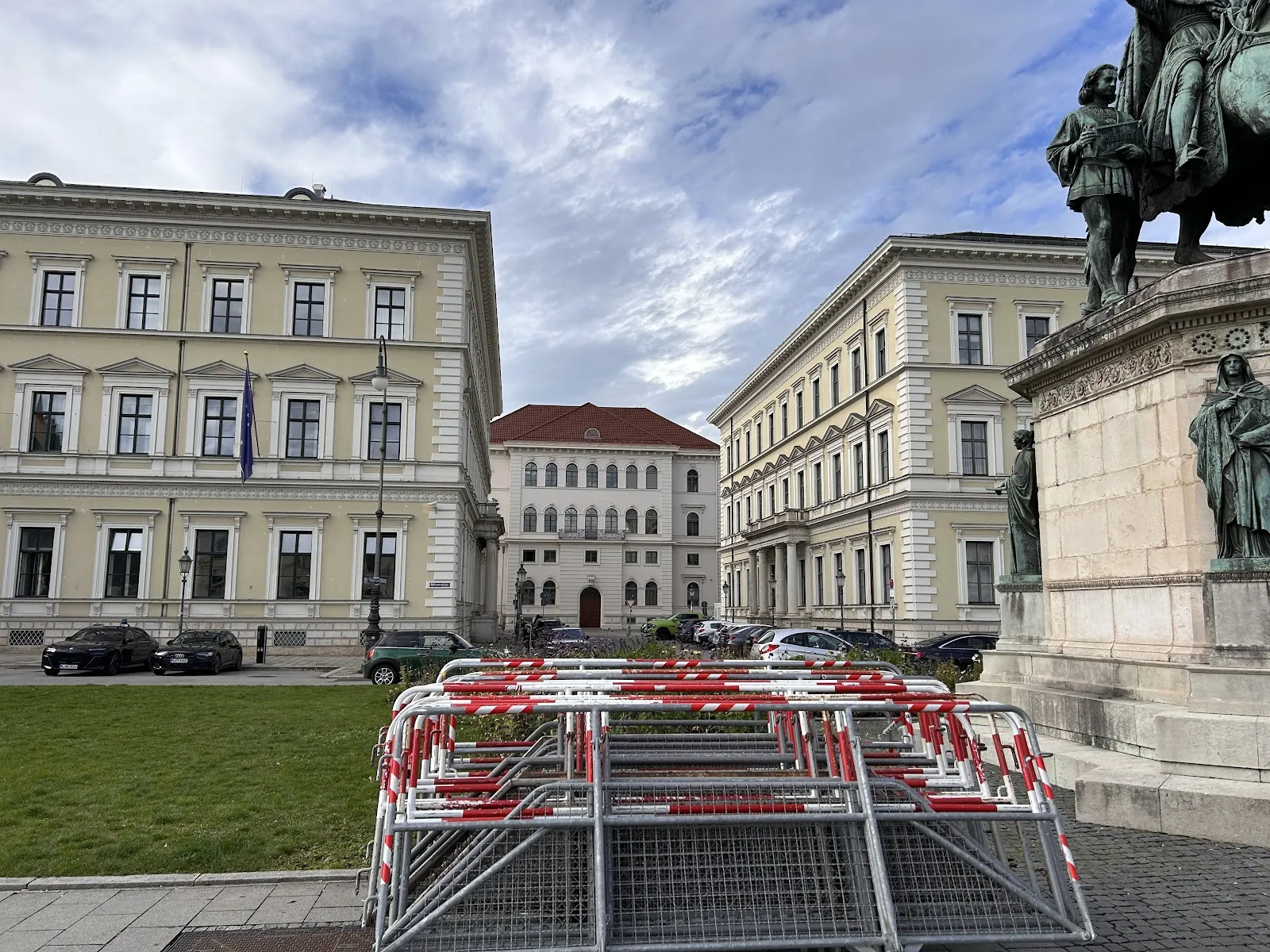 Вид на площадь Кардинала Дёпфнера в Мюнхене с Ратушей