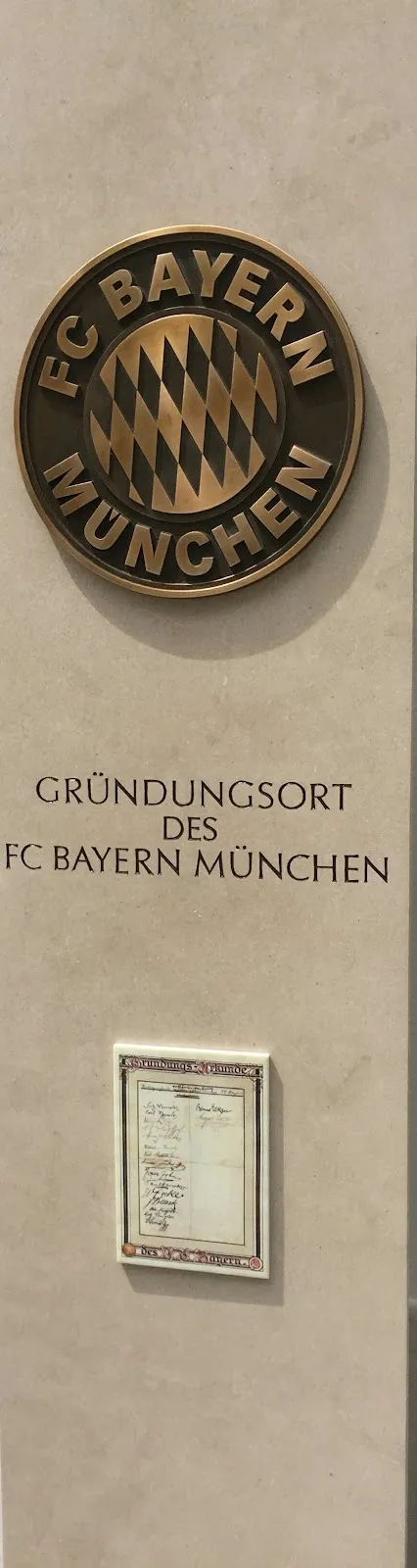 Вид на площадь Кардинала Дёпфнера в Мюнхене с Ратушей