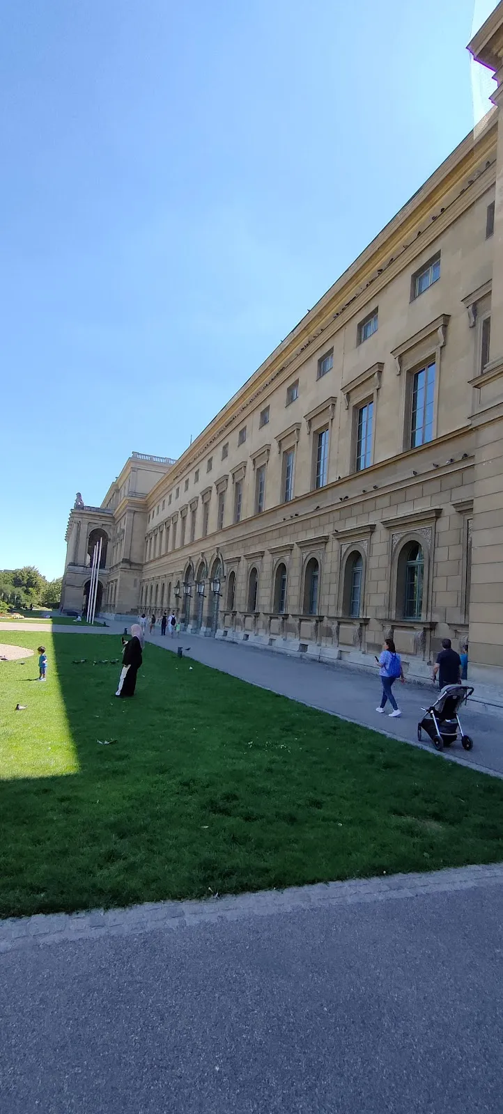 Вид на площадь Кардинала Дёпфнера в Мюнхене с Ратушей