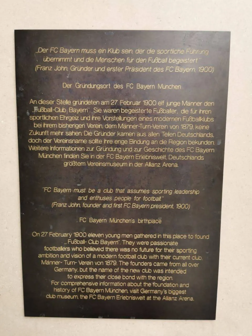 Вид на площадь Кардинала Дёпфнера в Мюнхене с Ратушей