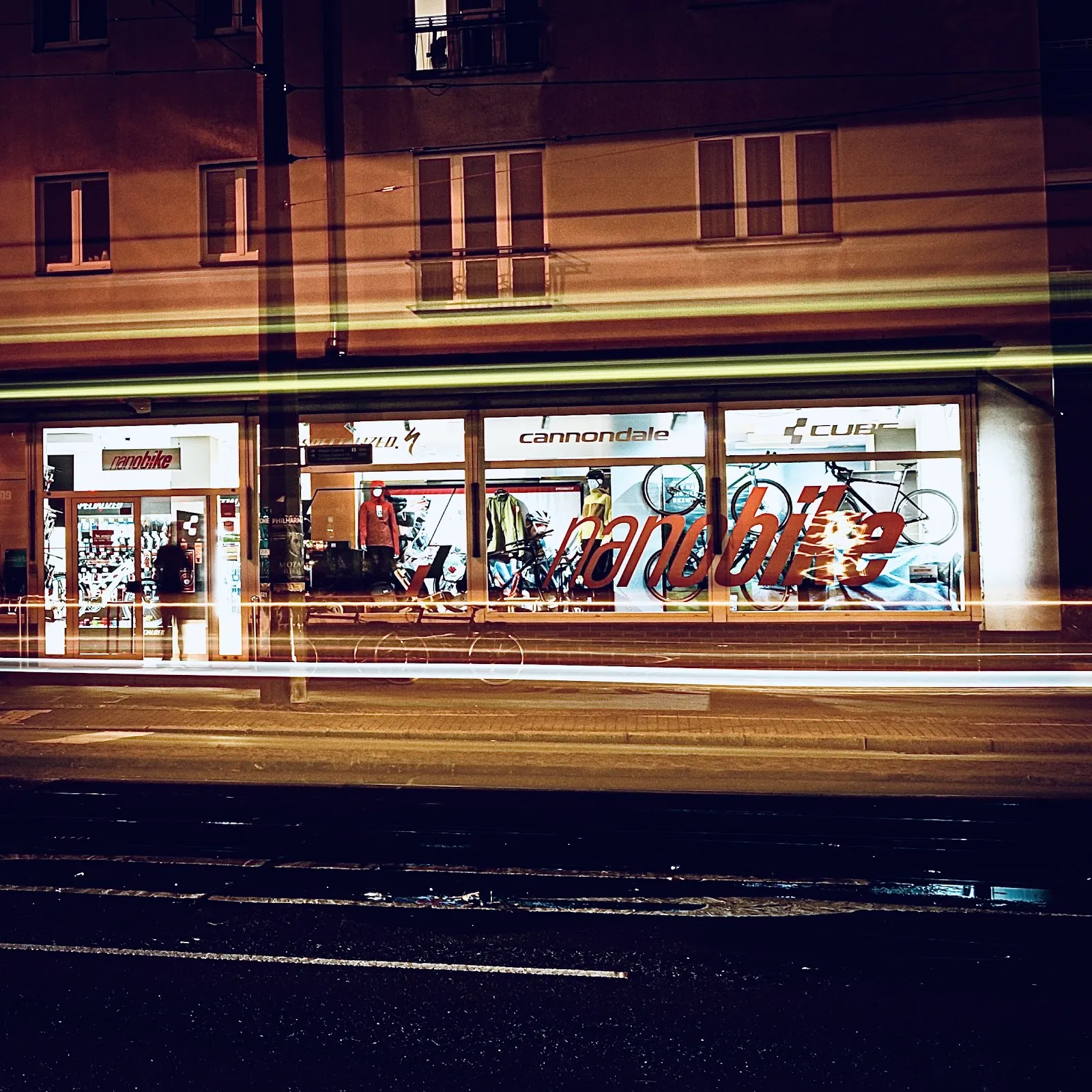 Человек на велосипеде рядом с магазином Nanobike