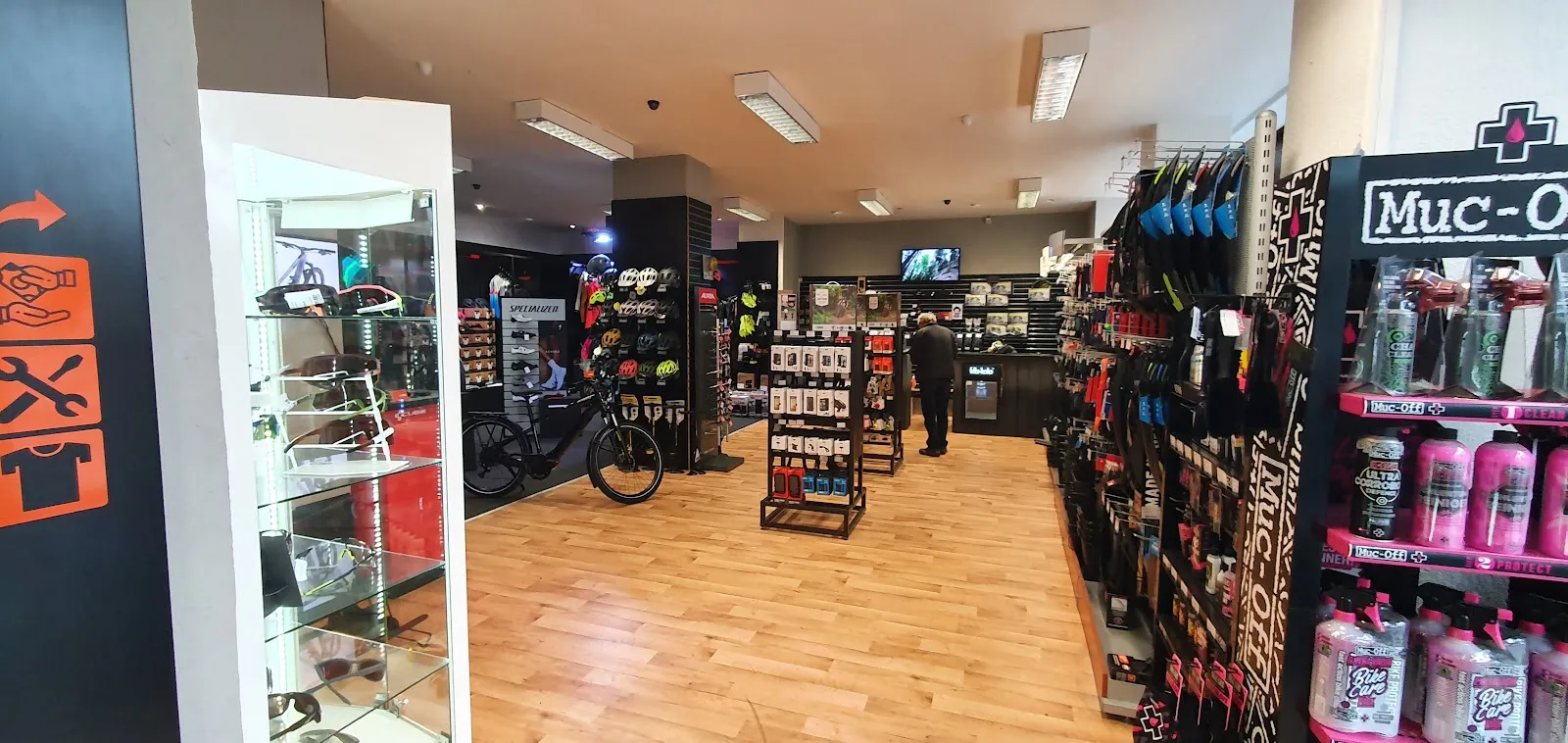 Человек на велосипеде рядом с магазином Nanobike