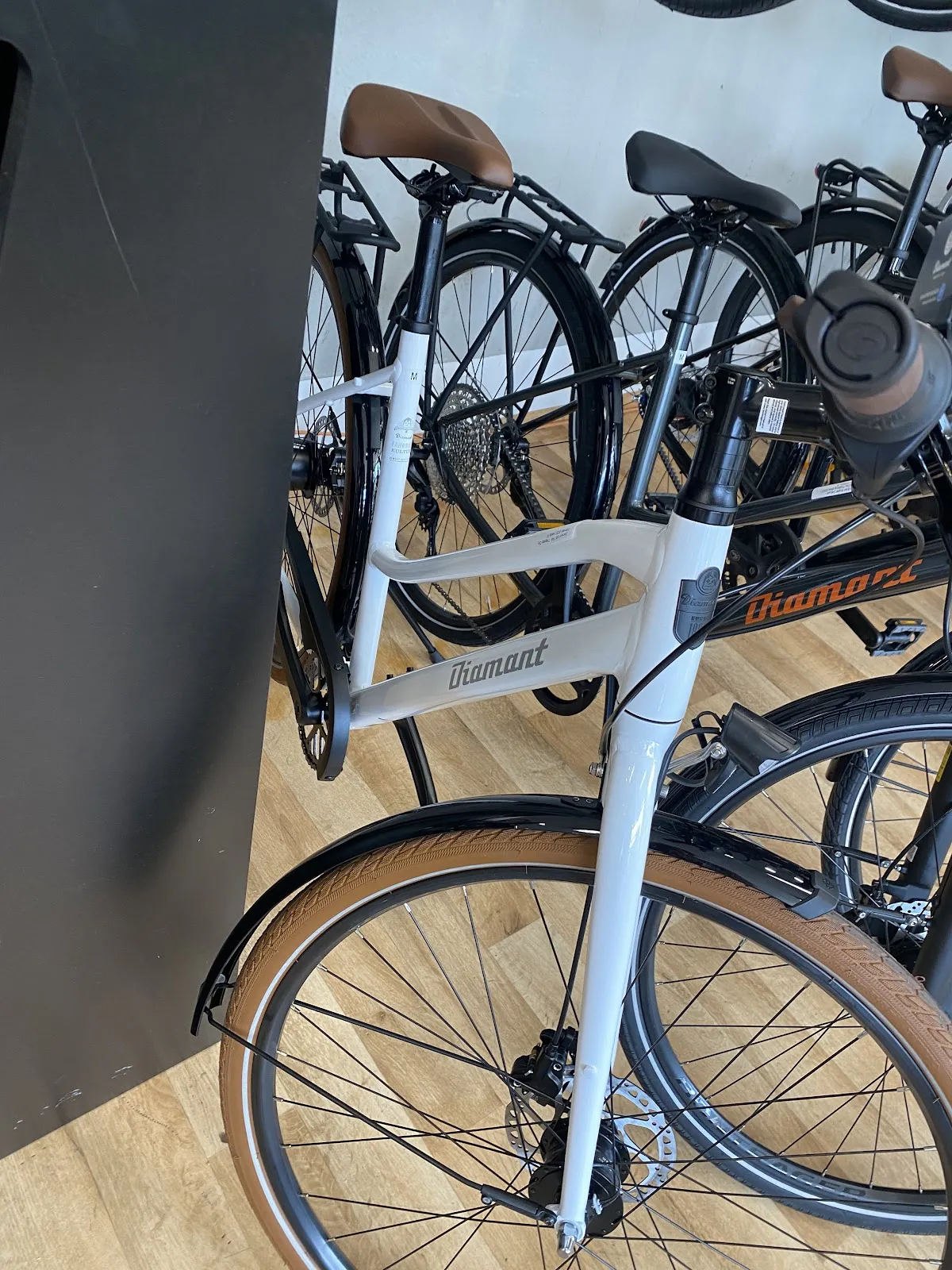 Человек на велосипеде рядом с магазином Nanobike