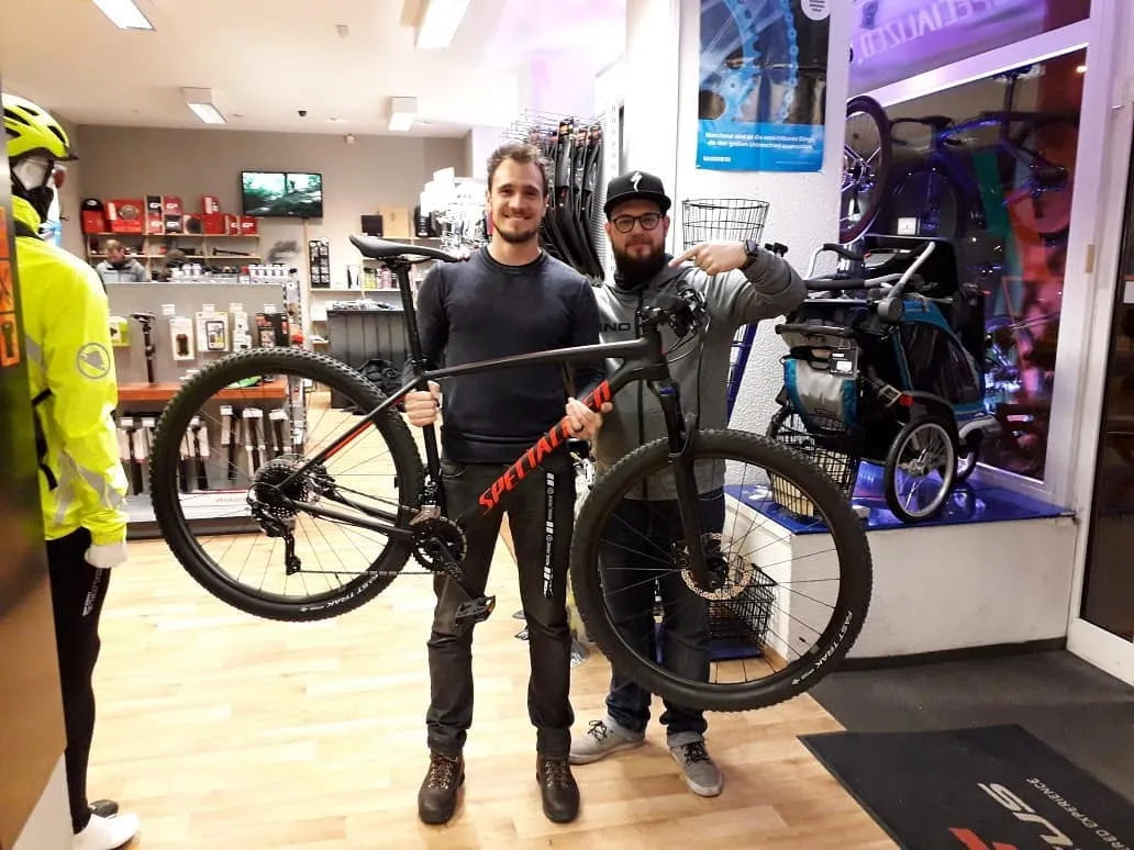 Человек на велосипеде рядом с магазином Nanobike