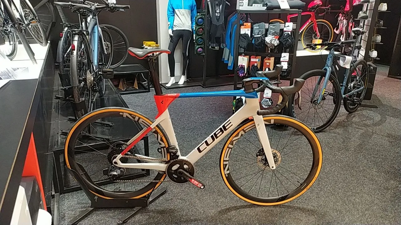 Человек на велосипеде рядом с магазином Nanobike