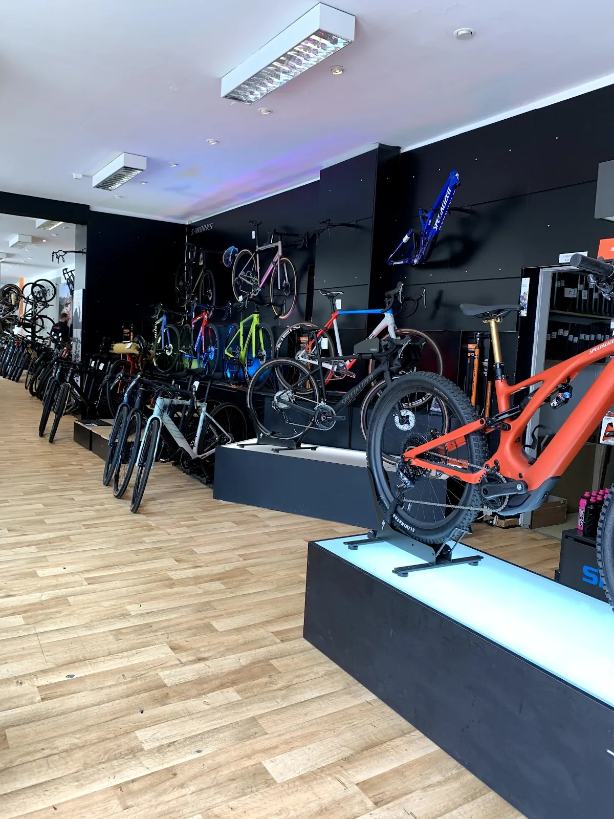 Человек на велосипеде рядом с магазином Nanobike