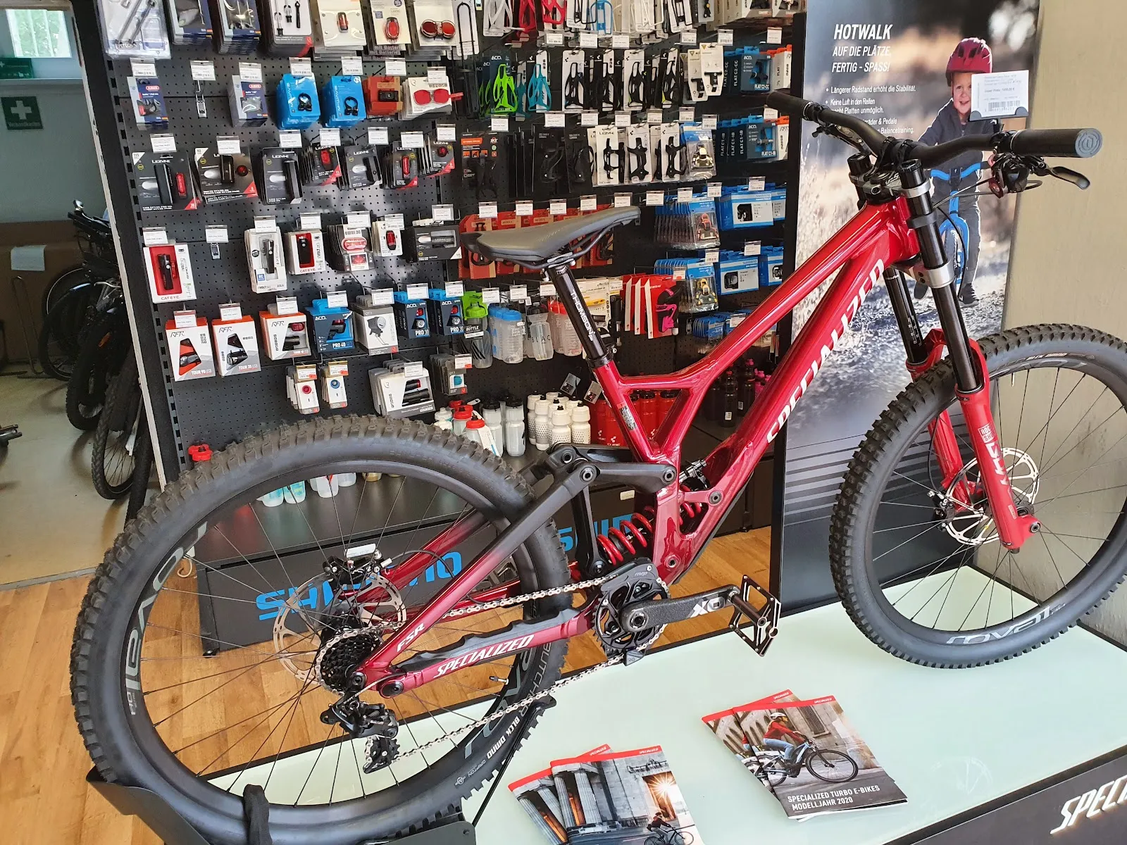 Человек на велосипеде рядом с магазином Nanobike