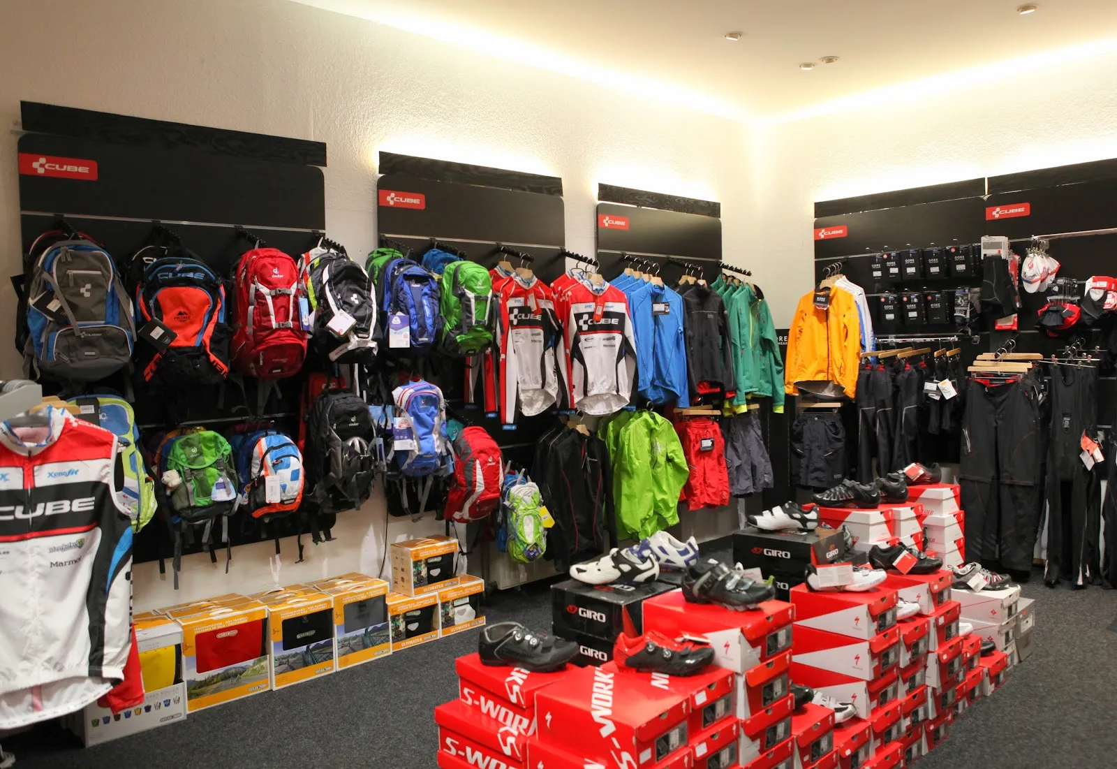 Человек на велосипеде рядом с магазином Nanobike