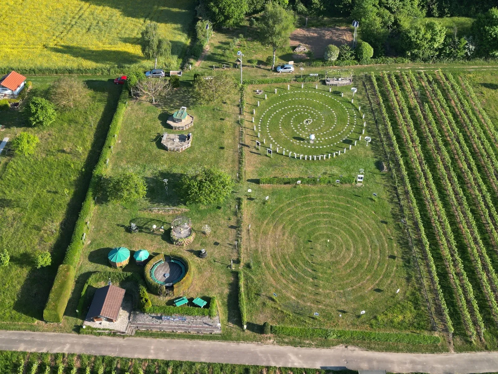 Здание Небесного Парка в Крайхталь, Германия, с телескопами и куполом планетария.