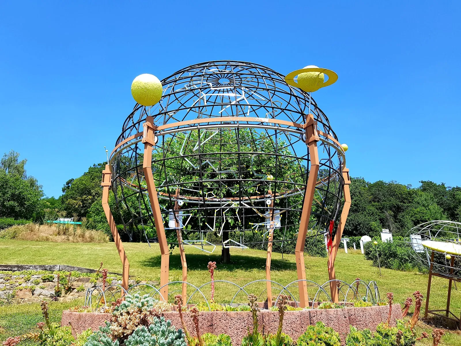 Здание Небесного Парка в Крайхталь, Германия, с телескопами и куполом планетария.