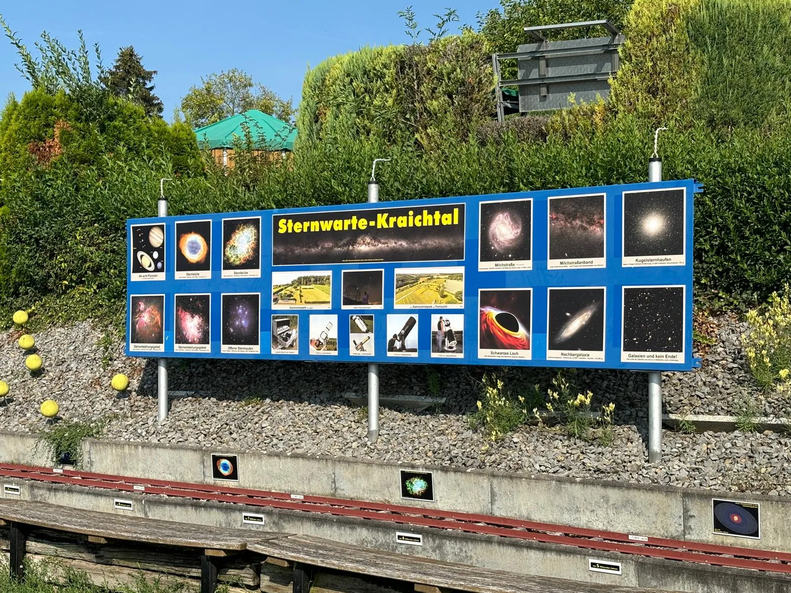 Здание Небесного Парка в Крайхталь, Германия, с телескопами и куполом планетария.