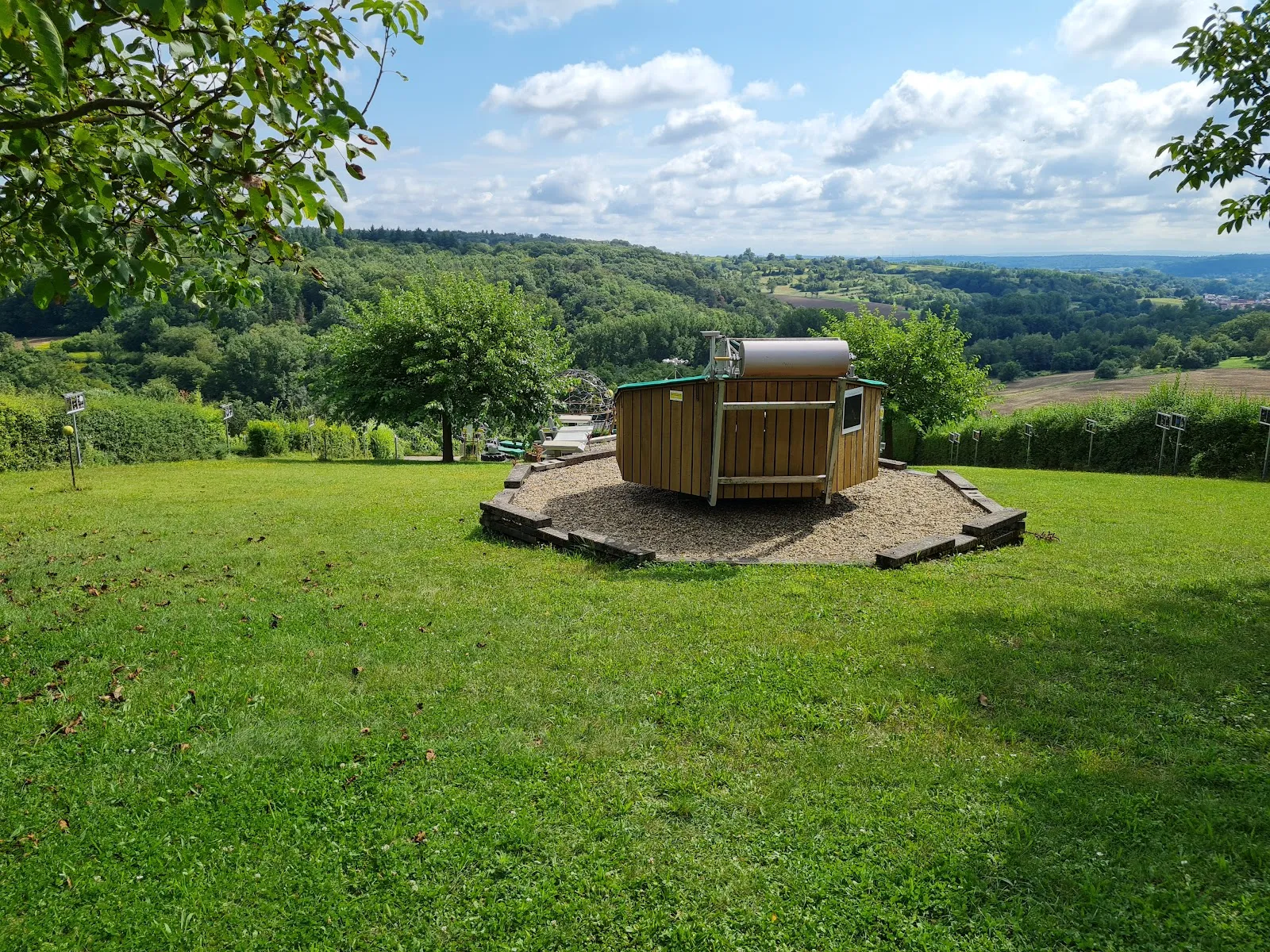 Здание Небесного Парка в Крайхталь, Германия, с телескопами и куполом планетария.