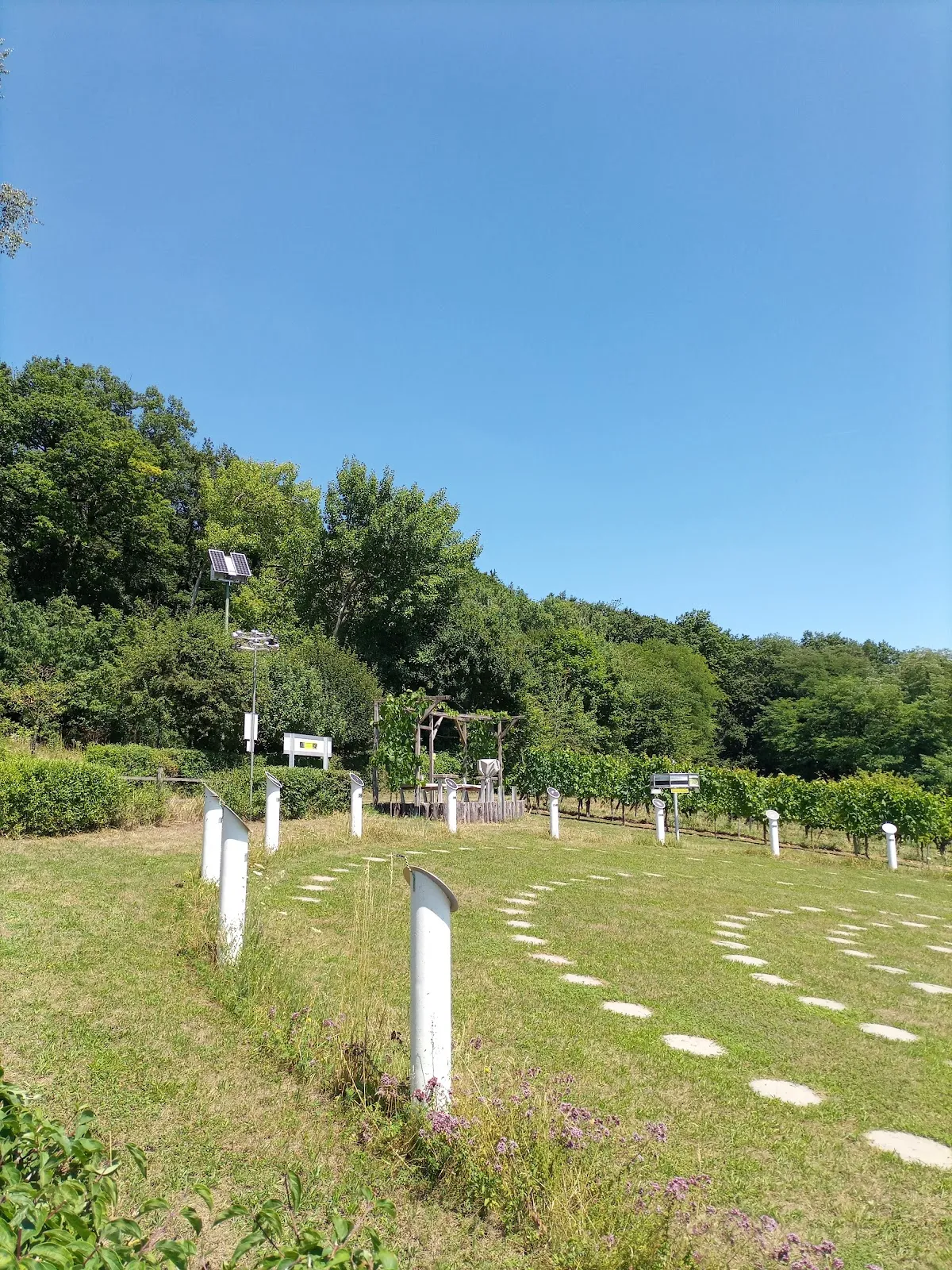 Здание Небесного Парка в Крайхталь, Германия, с телескопами и куполом планетария.