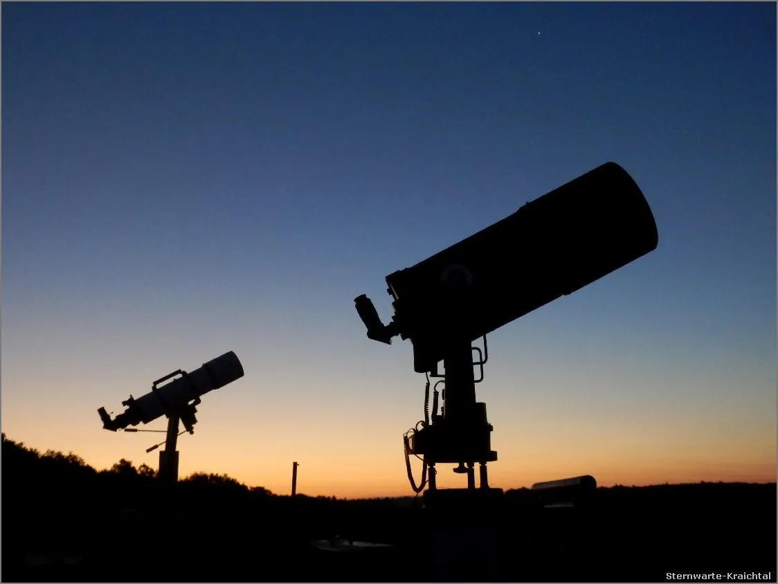 Здание Небесного Парка в Крайхталь, Германия, с телескопами и куполом планетария.