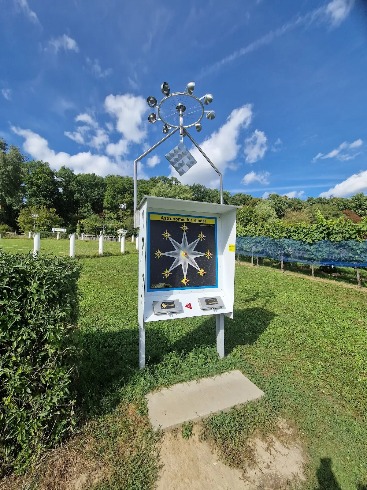 Здание Небесного Парка в Крайхталь, Германия, с телескопами и куполом планетария.