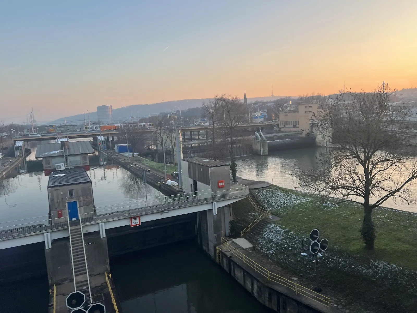 Мост Неккарбрюкке в Штутгарте, Германия