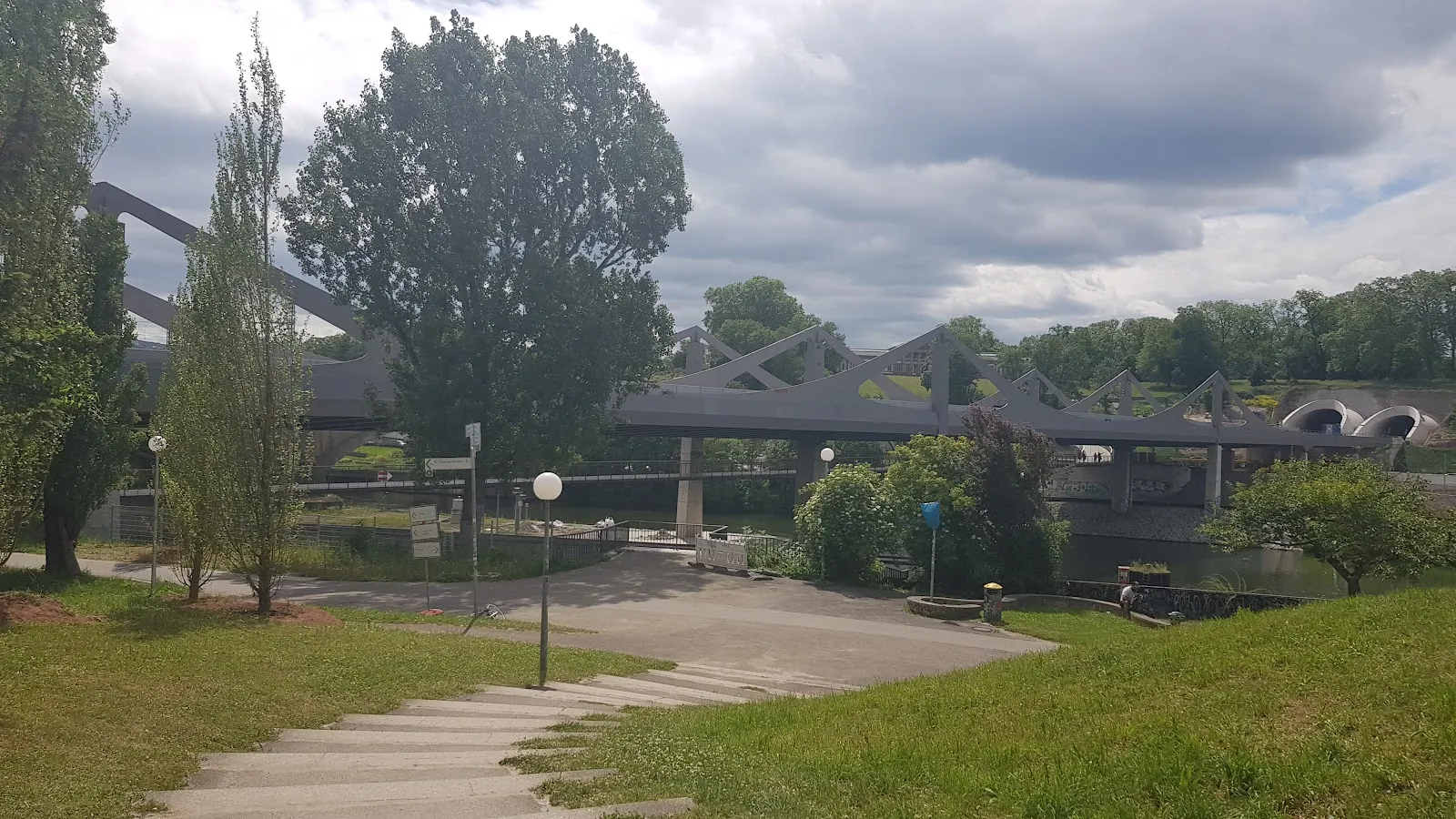 Мост Неккарбрюкке в Штутгарте, Германия