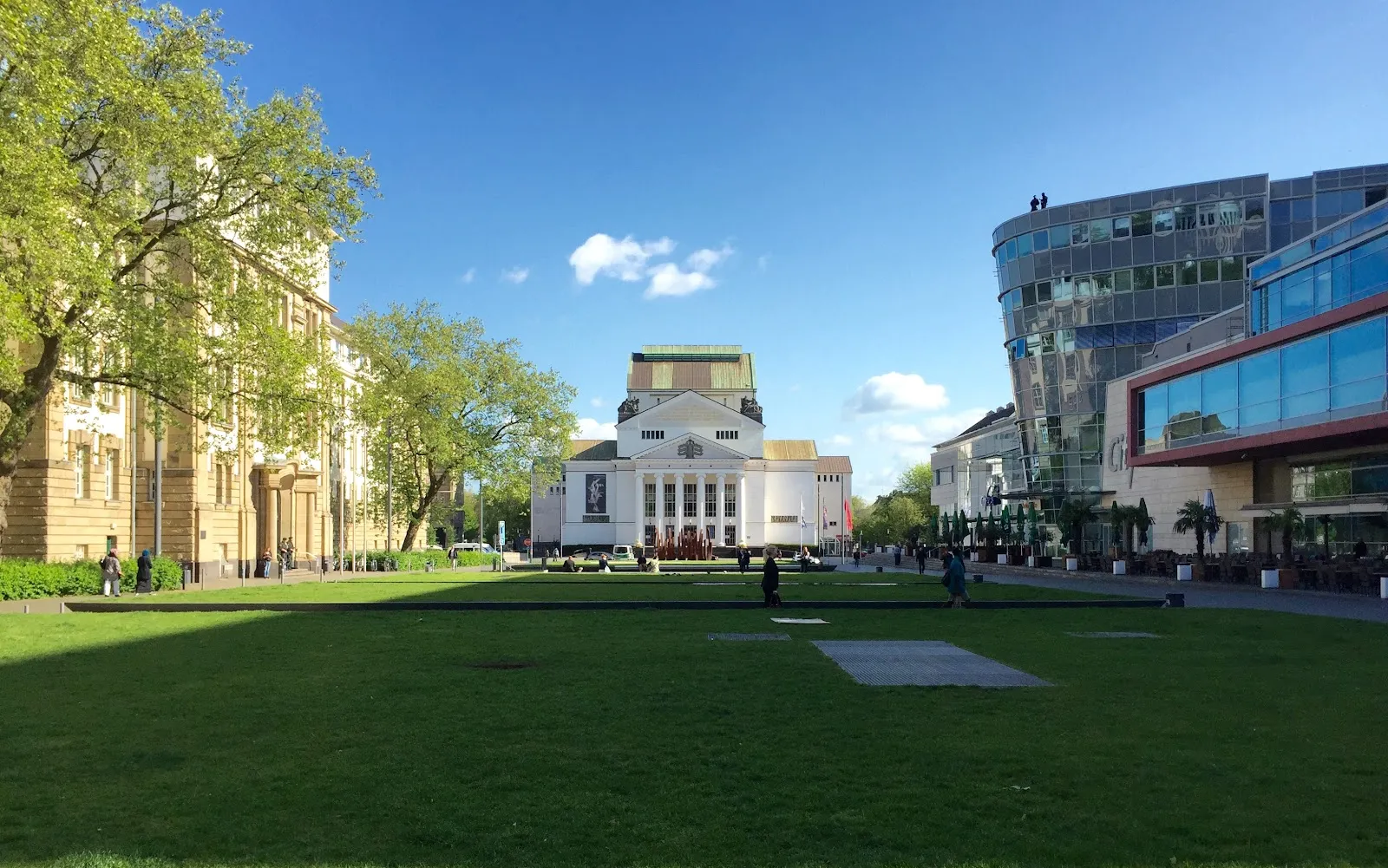 Здание Немецкой оперы на Рейне в Дуйсбурге