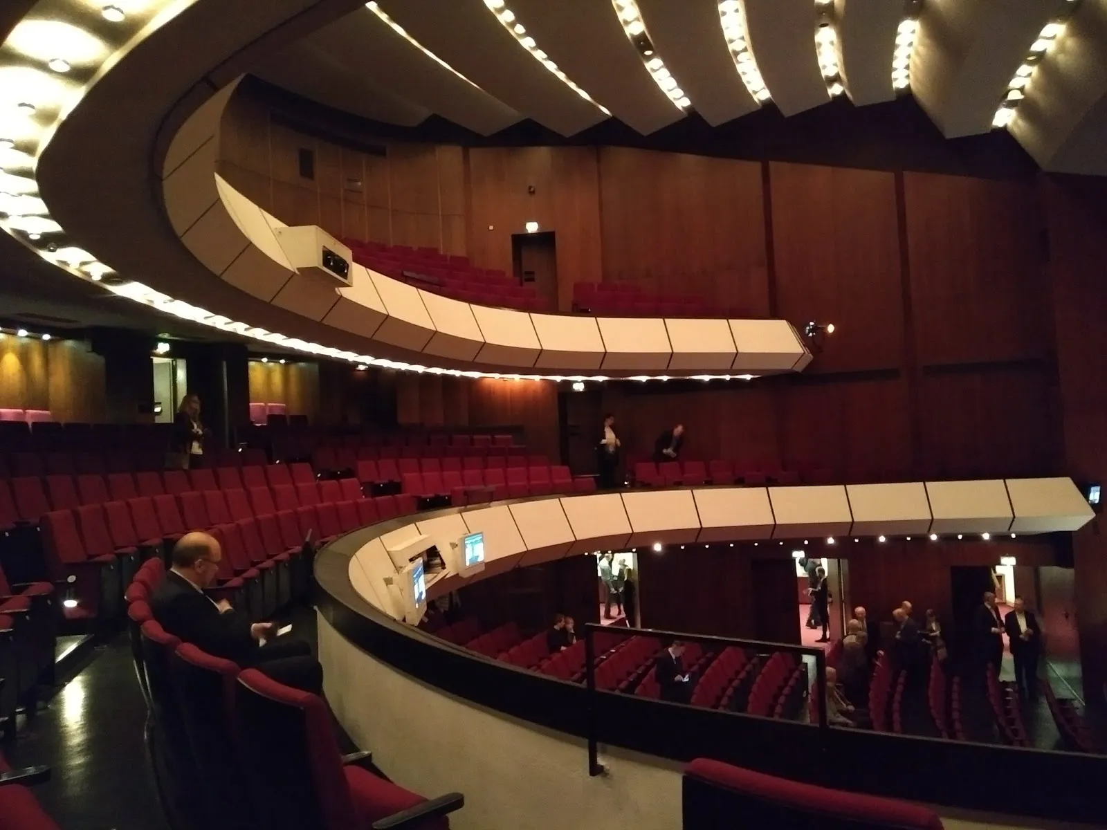 Здание Немецкой оперы на Рейне в Дуйсбурге