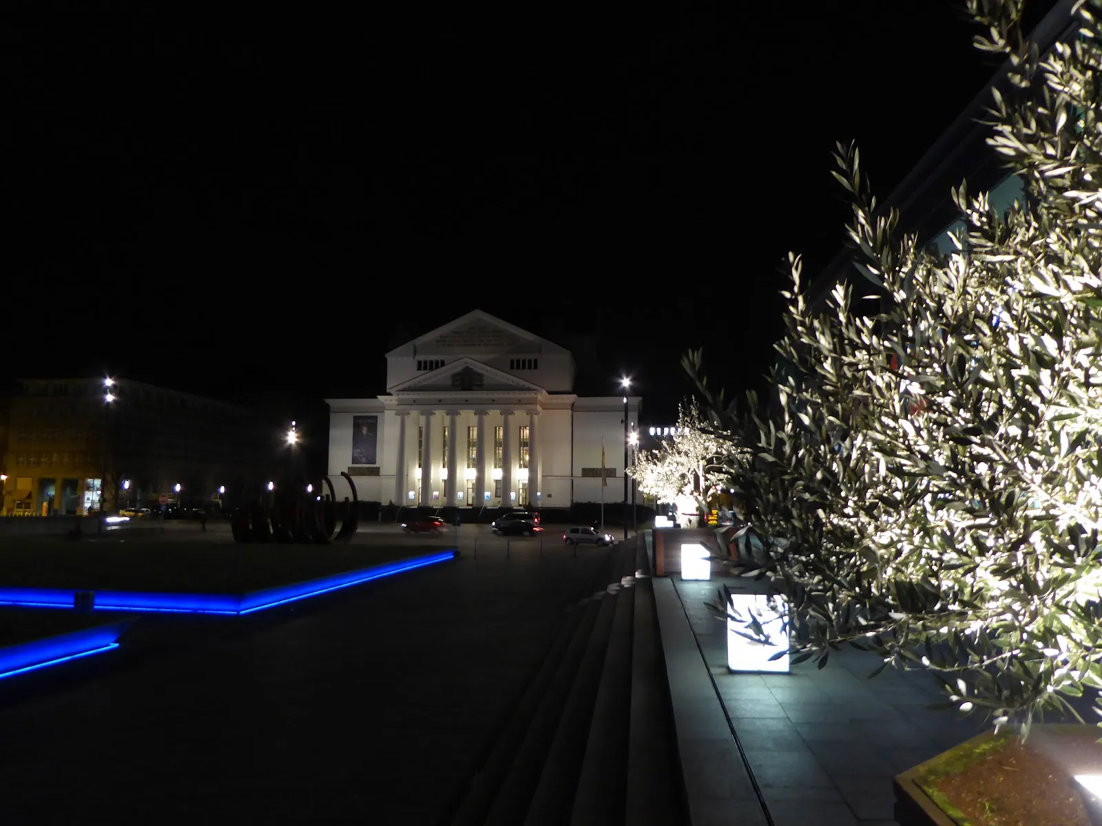 Здание Немецкой оперы на Рейне в Дуйсбурге