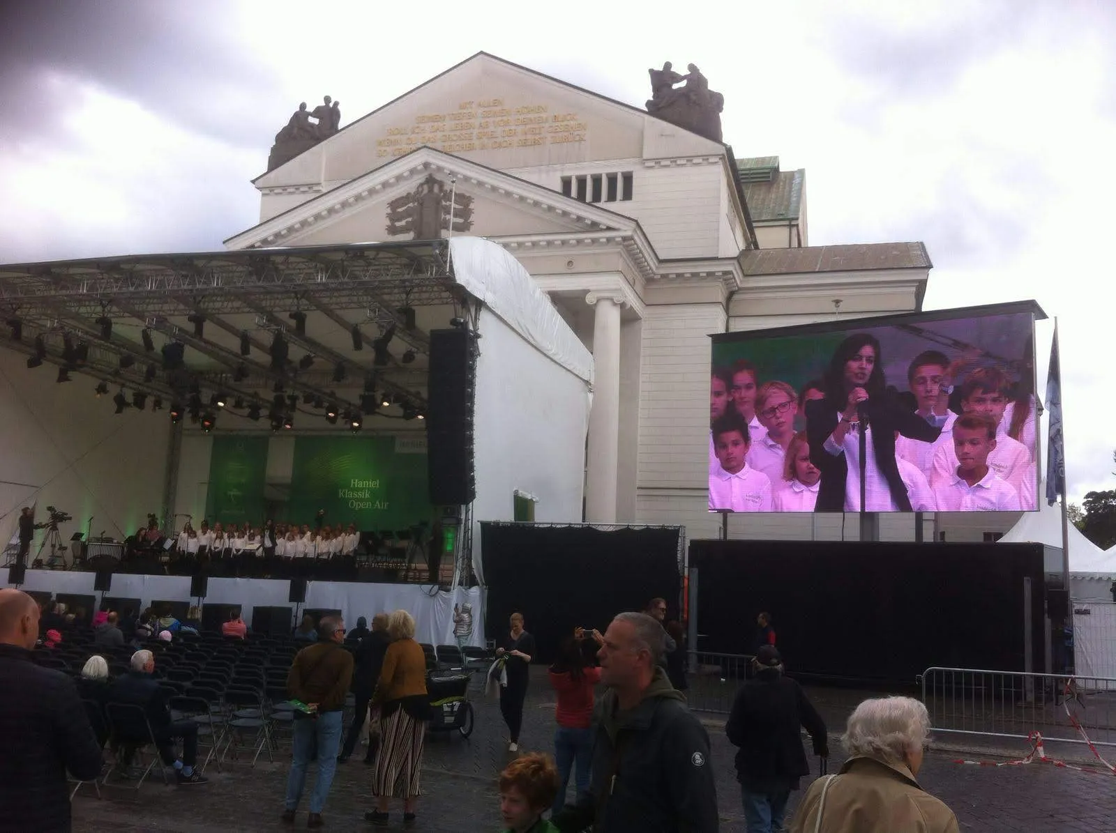 Здание Немецкой оперы на Рейне в Дуйсбурге