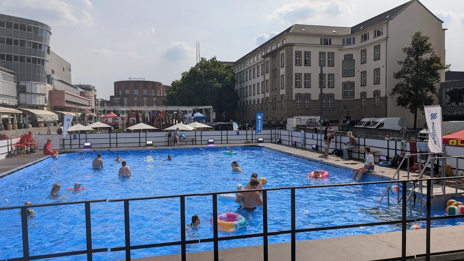 Здание Немецкой оперы на Рейне в Дуйсбурге